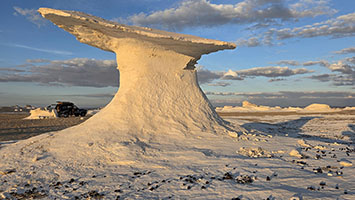 Formazione a fungo nel deserto bianco al tramonto
